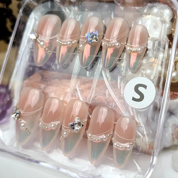 Iridescent Pearl Press-On Nail Set - Picture 4 of 5